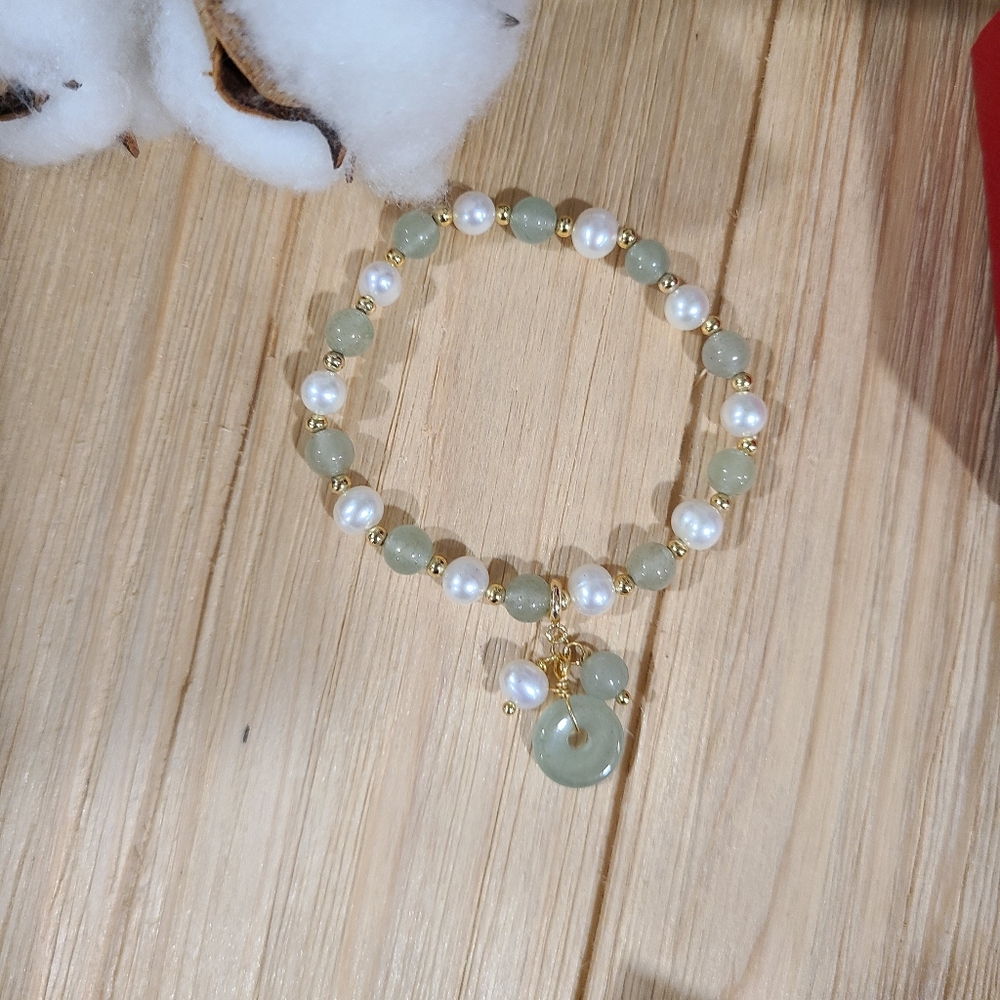 💚💚HOST PICK💚💚 STUNNING!! Jade and Freshwater Pearl Bracelet with GOLD Beadin - Picture 9 of 16